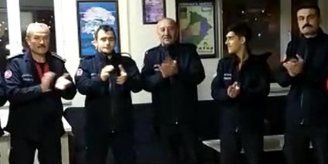 İtfaiyecilerden sağlık çalışanlarına moral alkışı