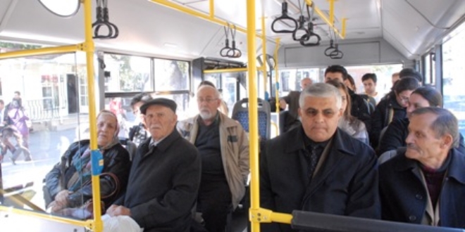 Valilik yaşlıların halen toplu taşımı yoğun kullandıklarını tespit etti