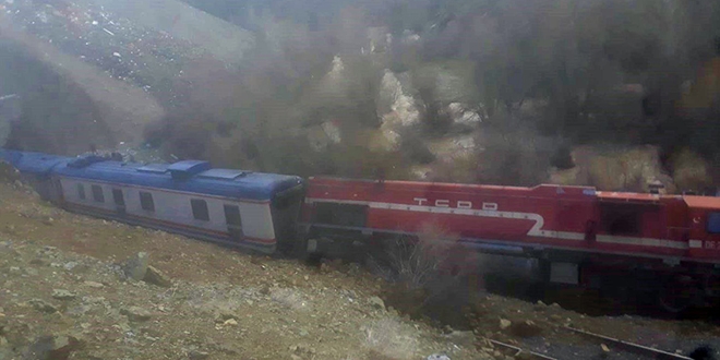 Tren yoldan çıktı, facia ucuz atlatıldı