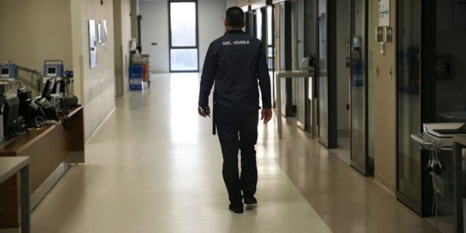 İstanbul'da hasta yakını, iki güvenlik personelini yaraladı