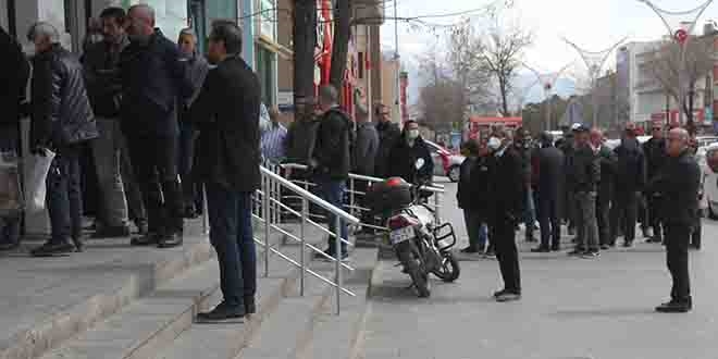 Çalışma süresi 5 saate düştü, banka önlerinde kuyruklar oluştu