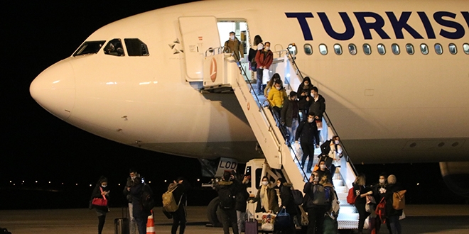 Eğitim için İrlanda'da olan öğrencilerden 305'i Sivas'a geldi