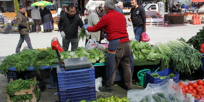 Korona pazarda sebze, meyve fiyatlarını düşürdü, patates ve sarımsak zamlandı