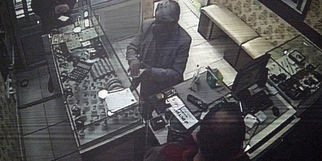 Hem yasağı deldi, hem de kuyumcuyu dolandırdı