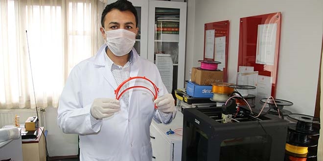 Öğretmenler sağlık çalışanlarına kalkan üretmeye başladı