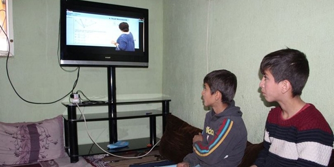 Derslerini takip edemeyen 2 kardeşe televizyon