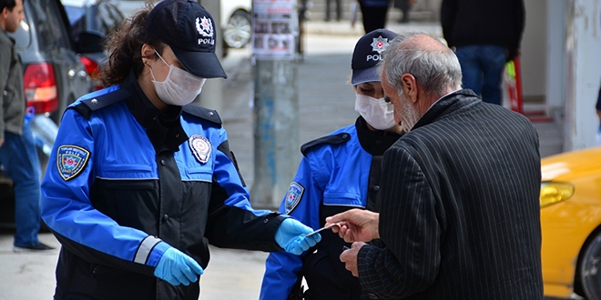 Hem alış veriş yapıyorlar, hem sokakta vatandaşı uyarıyorlar