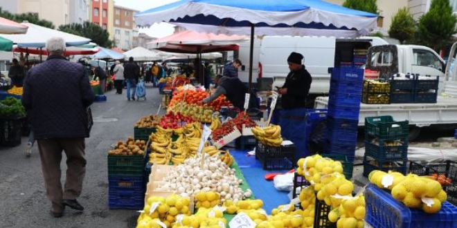 Pazarlarda sadece gıda ve temizlik ürünlerinin satılıyor
