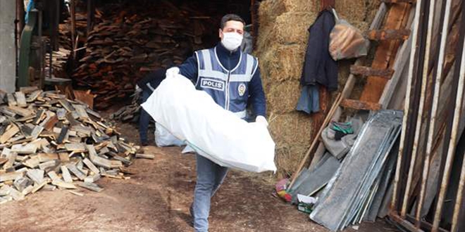 Yakacağı biten aile polisin getirdiği odunla ısınacak
