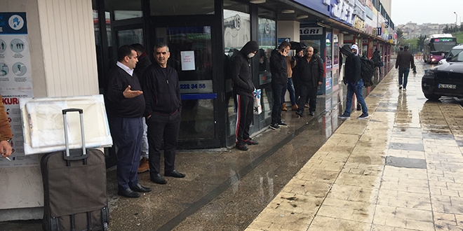 Seyahat izin belgesini alan otogara koşuyor