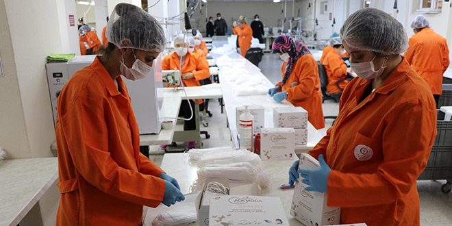 Hükümlüler sağlık kurumları için maske üretiyor
