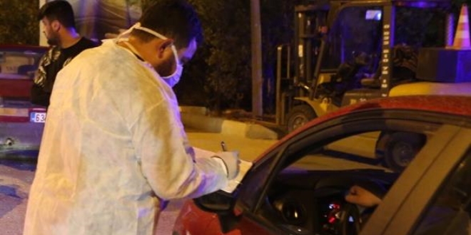 Mersin'de polis, Kovid-19 riskine karşı sürücülerin ateşlerini ölçtü