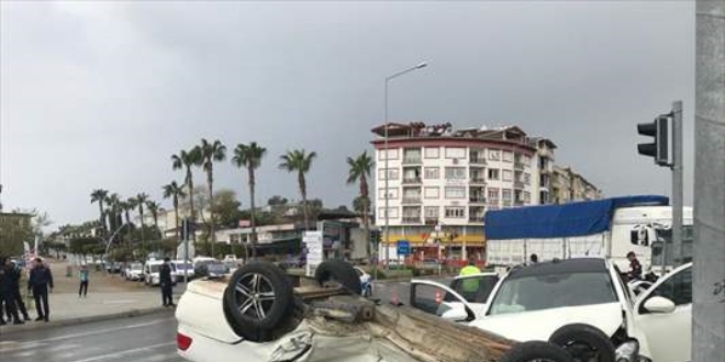 Antalya'da iki otomobil arpt: 2'si polis, 3 yaral