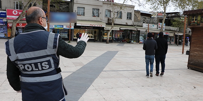 Kahramanmaraşta 2 kişinin yanyana yürümesi yasaklandı