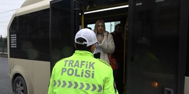 Ayakta yolcu taşıyan minibüsten sağlık görevlileri çıktı