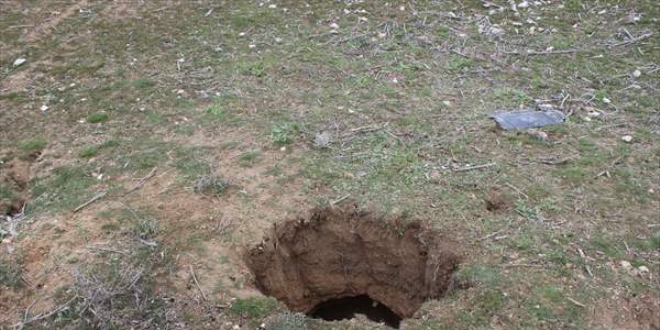 Konya'da kabus devam ediyor...2 metre derinliinde obruk olutu