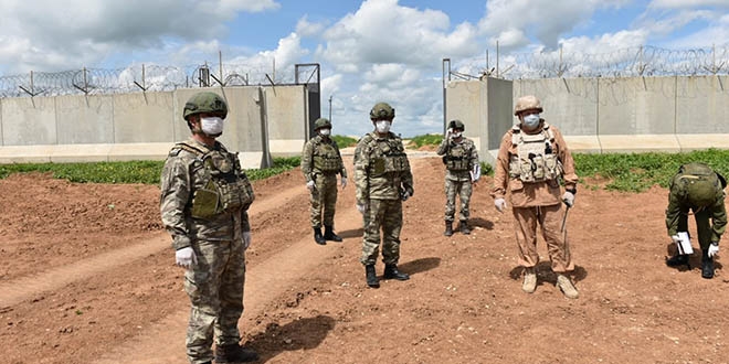 Türk ve Rus askeri ortak devriyesinde sosyal mesafe kuralı