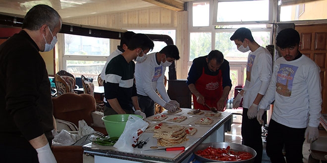 Müezzin, evden çıkamayan yaşlılara döner dağıtıyor