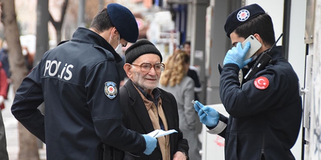 Kimlik soran polisleri evine yemeğe davet etti