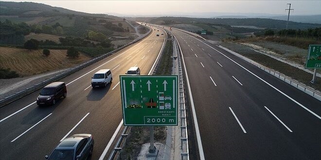 Anadolu Otoyolu'nda 2 gişe trafiğe kapatıldı