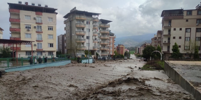 Osmaniye'de dere taştı, sel suları mahalleyi bastı