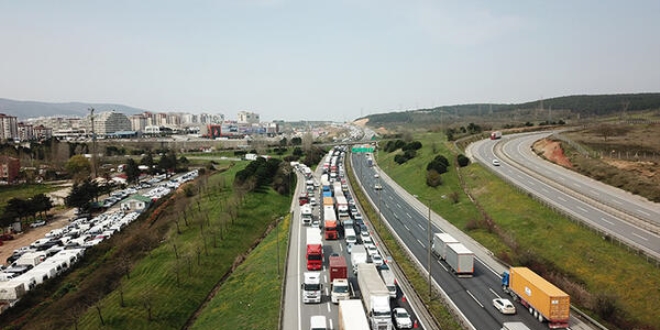 İstanbul'un giriş ve çıkışlarında denetimler devam ediyor