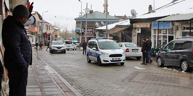 Evlerinden çıkamayan yaşlılara moral için zabıta aracından türkü çalındı