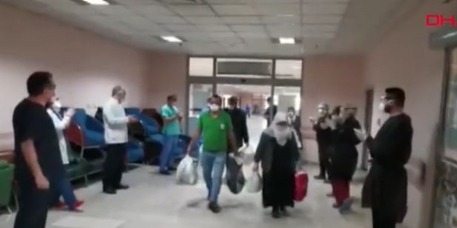 Erzurum'da iyileşen 20 korona hastası alkışlarla taburcu edildi