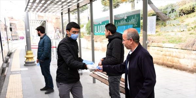 Konya Büyükşehir toplu taşıma kullananlara ücretsiz maske dağıttı