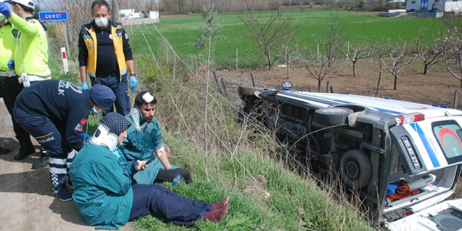 Tokat'ta ambulans devrildi: 2'si salk personeli, 4 yaral