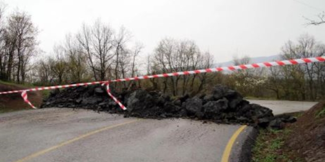 Düzce ile Sakarya arasındaki yol kayalarla kapatıldı