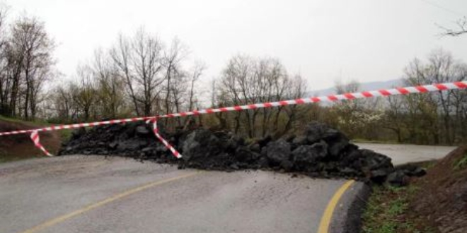 Dzce ile Sakarya arasndaki yol kayalarla kapatld