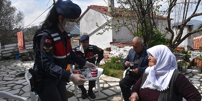 Emeti nineden jandarma ekiplerine 'kahveli' teşekkür