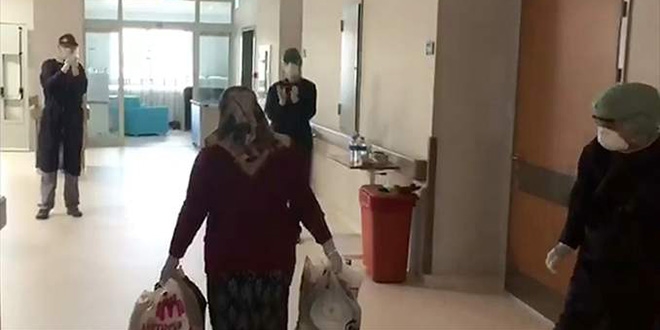 Koronavirüsü yenen hastalar alkışlarla taburcu ediliyor