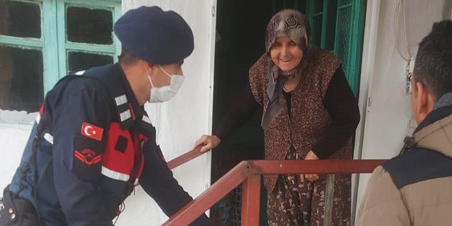 Şehit annesinin ihtiyaçlarını jandarma karşıladı