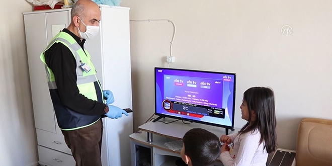 Derslerini takip edemeyen öğrenciye TV hediye edildi