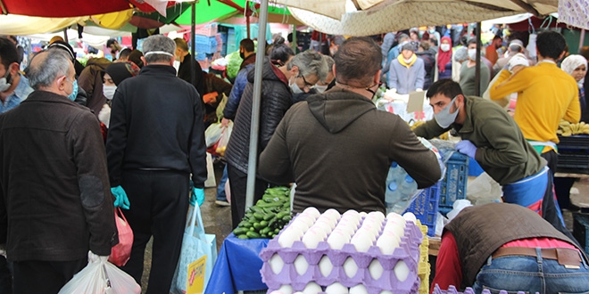 İzmir'de pazaryerinde sosyal mesafe kuralına uyulmadı