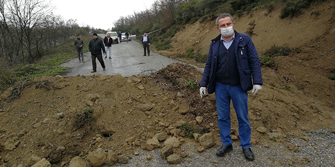 Dağ yolu toprakla kapatıldı, uyanık sürücüler yolda kaldı