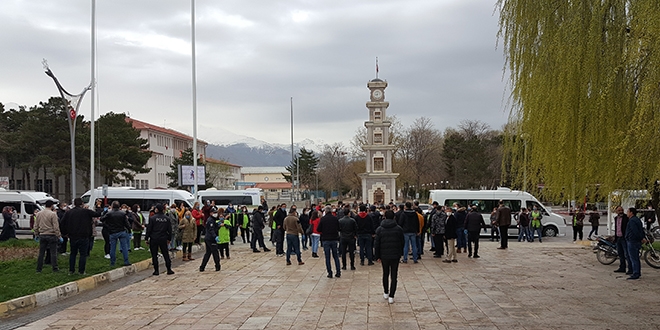 Ceza yiyen 100'e yakın yolcu valilik önünde eylem yaptı