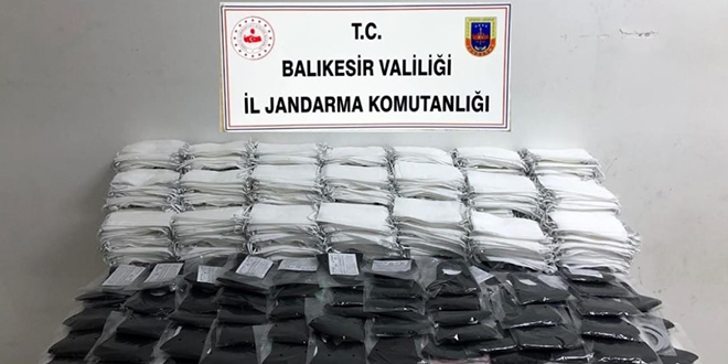 Balkesir'de kaak retilen 9 bin 850 maske ele geirildi