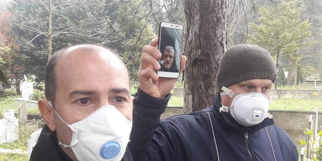 Karantinadaydı, babasının cenazesine böyle katıldı