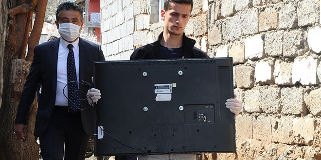 Müdür, 2 kardeşe eğitimden uzak kalmasın diye TV götürdü