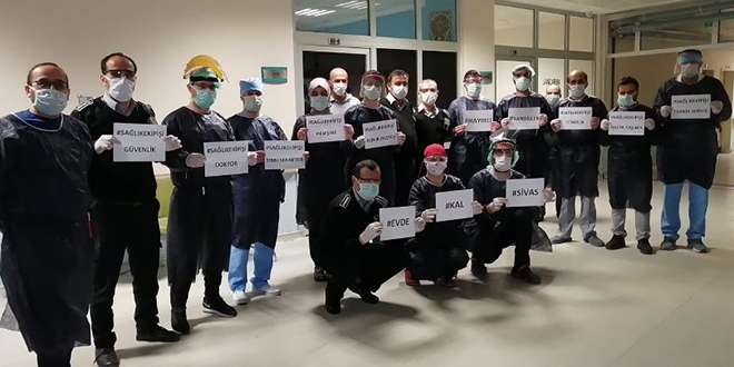 Doktorlar mesai arkadaşlarını alkışlayıp baklava ikram etti