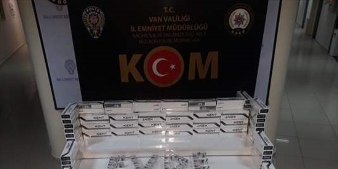 Van polisinden, ele geçirdiği kaçak sigaralarla 'Evde kal' çağrısı