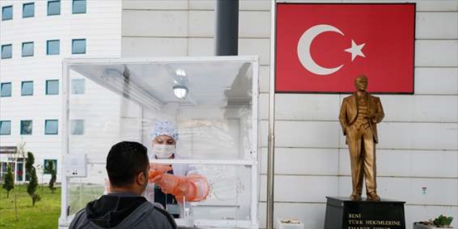 Meslektaşlarını Kovid-19'dan korumak için kabin geliştirdi