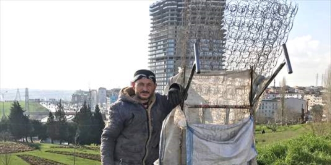 Koronavirüs salgınına rağmen kağıt toplamaya devam ediyor