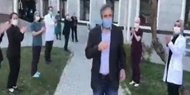 Koronavirüs tedavisi biten 3 kişi alkışlarla taburcu oldu
