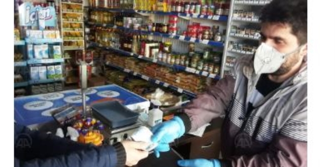 Din görevlisi, bakkalın veresiye defterindeki borçları ödedi