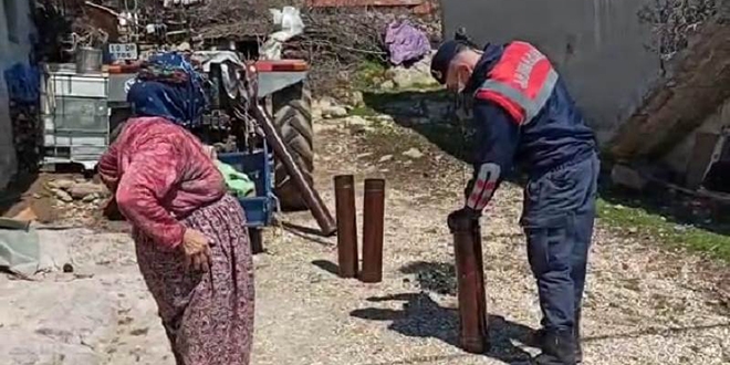 Yaşlı çiftin soba borularını jandarma temizledi