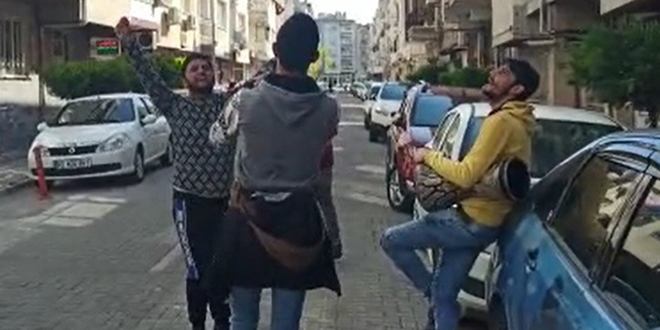 Koronayı hiçe sayıp darbuka çalarak para topladılar